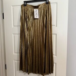 Avara midi gold metallic skirt with a side zipper.